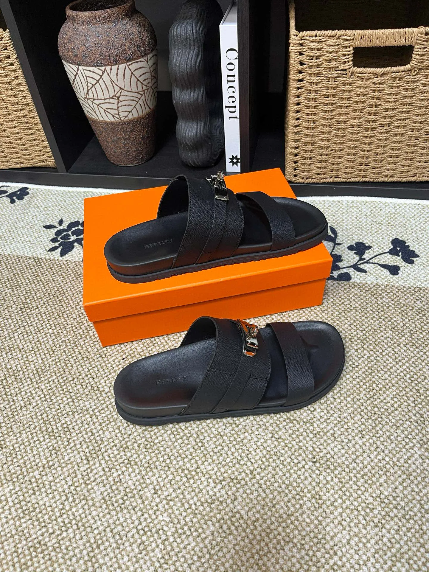 P300 Long-term stock Hermes men’s Kazimir slippers for couples - top quality woven calfskin functional sandals with intertwined uppers inspired by the “H” iconic pattern to create a casual look, perfect for summer. Imported cowhide + cowhide lining + TUP outsole Size: 35-46